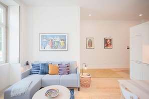 TV, offices - Liiiving in Porto - Haven Pool Apartment (Porto)