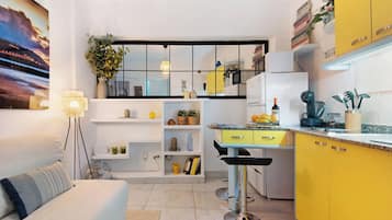 Een koelkast, een magnetron, een kookplaat