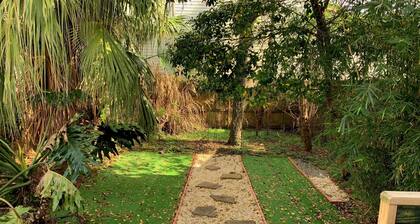 Lovely cottage 5 mins walk to historic St Charles Ave. & Magazine St- 2BR+1, 3BA