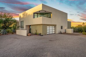 Exterior - Pool & Hot Tub / Mountain Views / GH / 3 BR 2 BA (Tucson)