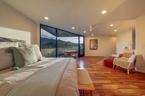 3 室のベッドルーム、デスク、アイロン / アイロン台、旅行用ベビーベッド