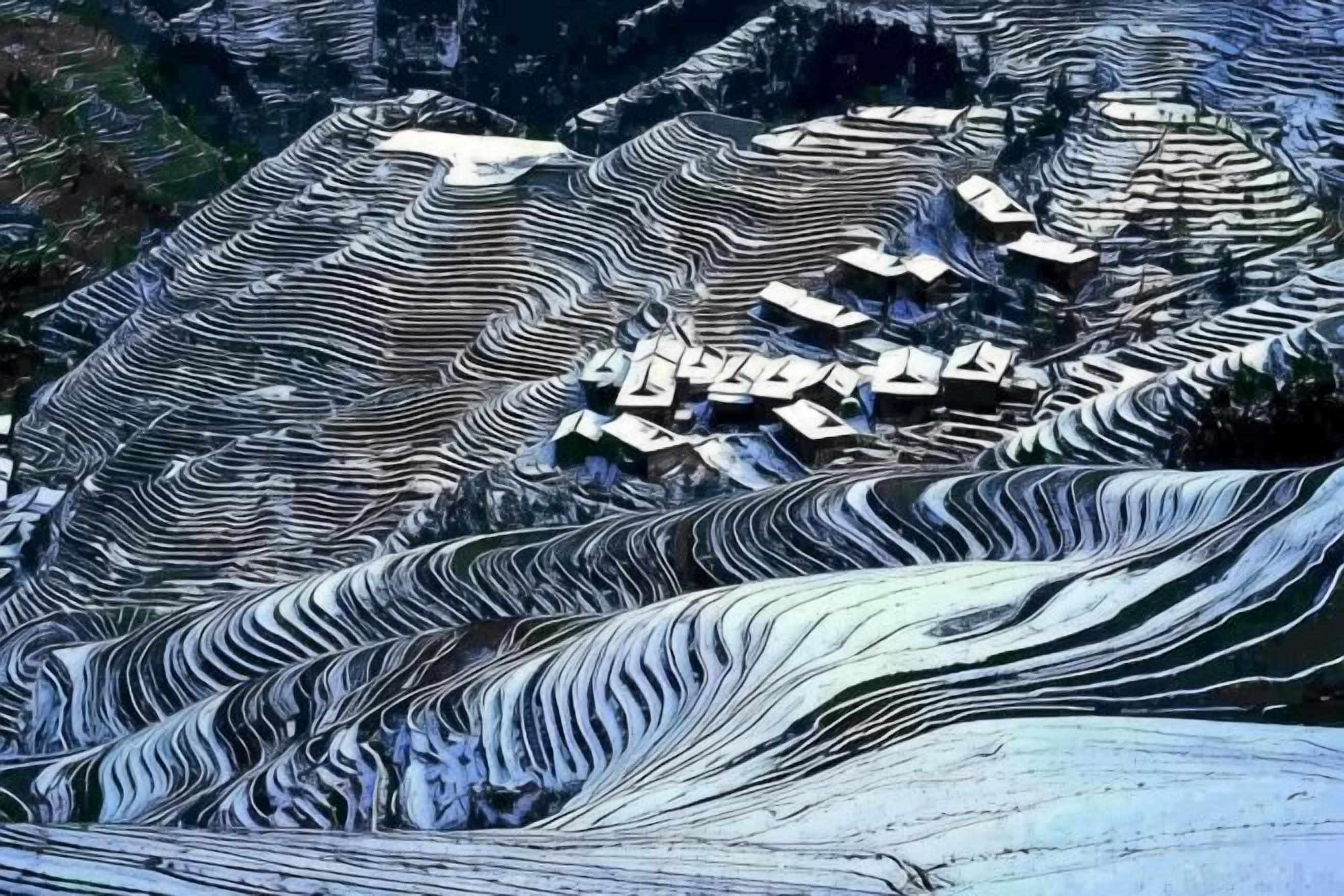 Estructuras escalonadas con varios niveles, probablemente utilizadas para agricultura o vivienda.