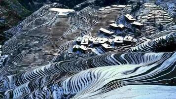 Estructuras escalonadas con varios niveles, probablemente utilizadas para agricultura o vivienda.