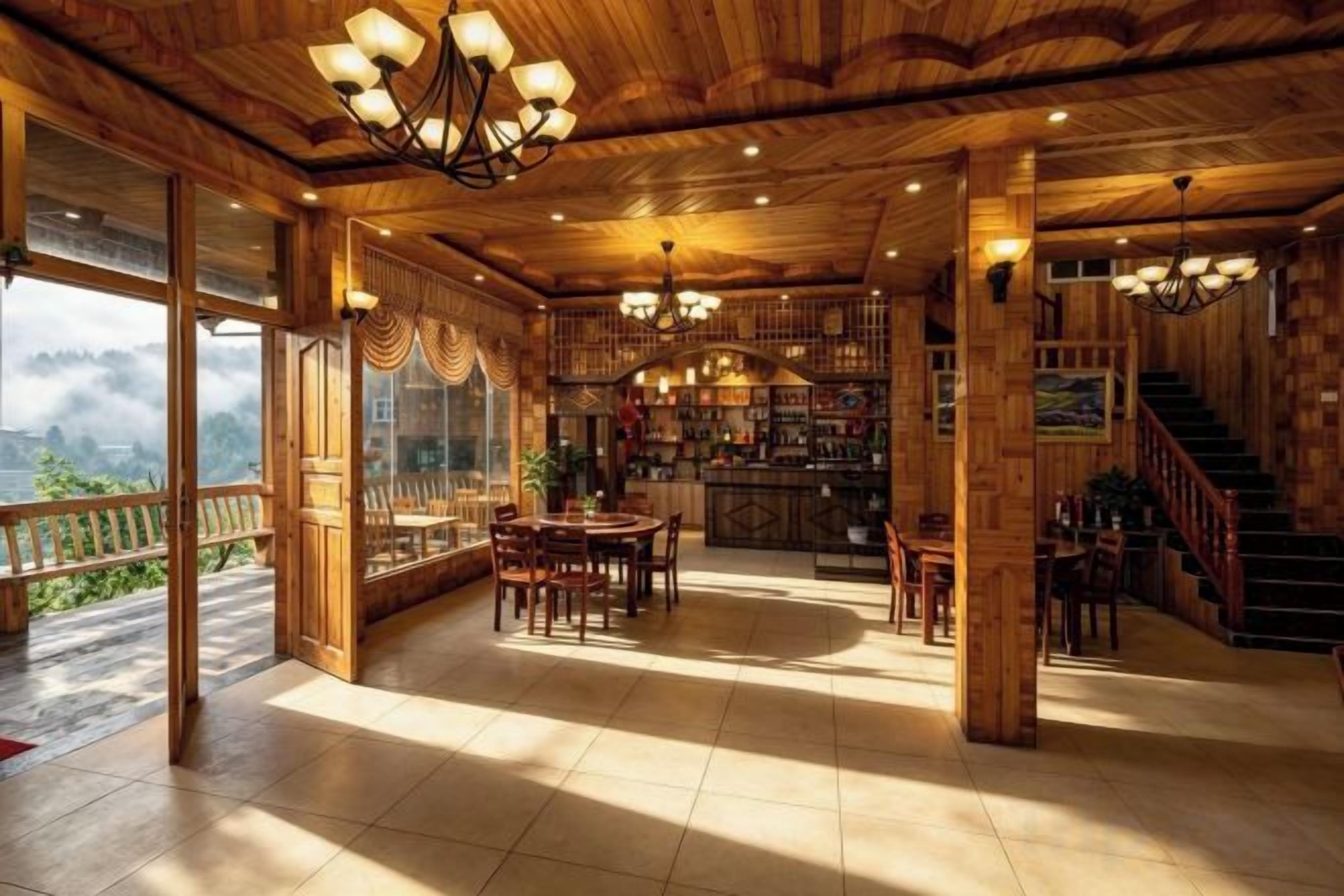 Un interior espacioso de madera con comedor, estanterías y una escalera.