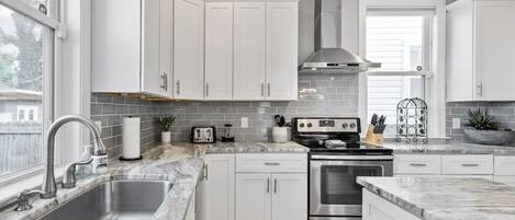 Refrigerador, microondas, horno y parrilla de estufa