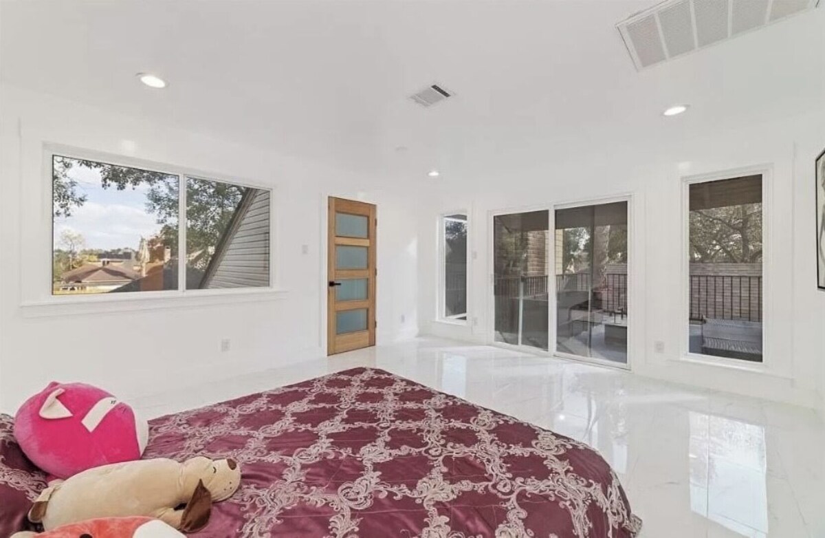 Photo 2 of Very surbanan area close to downtown eqiuppe with pool washer/dryer fast booking