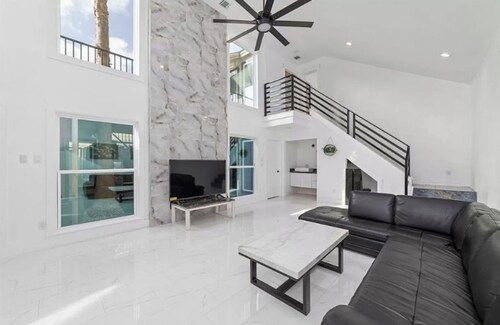 Very surbanan area close to downtown eqiuppe with pool washer/dryer fast booking