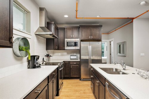 Fantastic Woodstock Townhouse, Pet Friendly Huge Open Floor Plan, All New Décor, 4 Miles to Portland