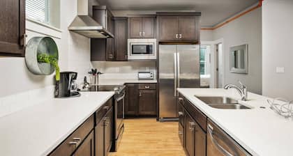 Fantastic Woodstock Townhouse, Pet Friendly Huge Open Floor Plan, All New Décor, 4 Miles to Portland