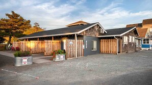 En enkel, lantlig byggnad med en träfasad, ett garage och en skylt som visar att det är ett fritidshus och att parkering endast är tillåten här.