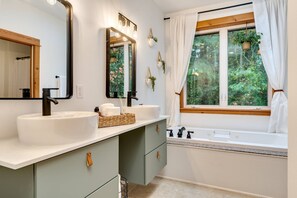 Badewanne, Haartrockner, Handtücher, Shampoo