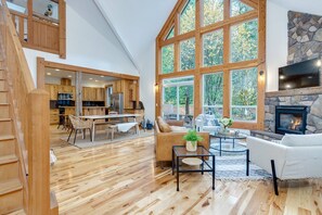 Smart TV, fireplace, foosball, books - Spectacular Private Mountain Cabin on 6 Acres, Epic Outdoor, Hot Tub, Game Room, Pond (Rhododendron)