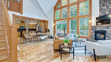 TV connectée, cheminée, baby-foot, livres