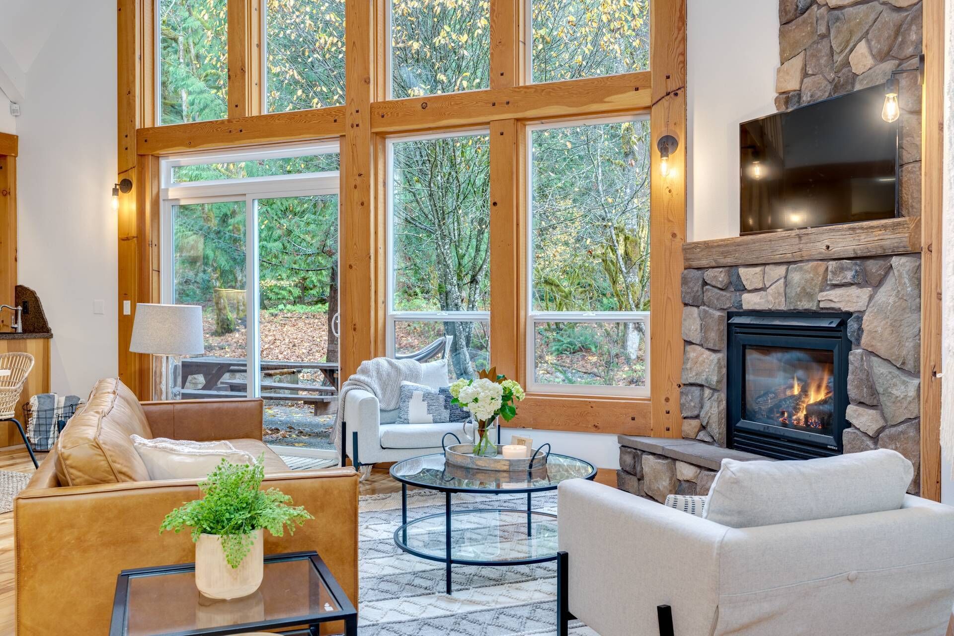 Smart TV, chimenea, futbolito y libros 