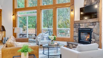 TV connectée, cheminée, baby-foot, livres