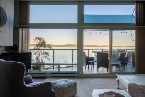 INN OF THE SEA - Stunning views~ Oceanfront Pool & Hot Tub, Private Dock