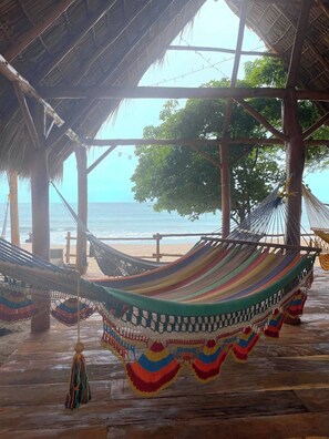 Plage, chaises longues, serviettes de plage
