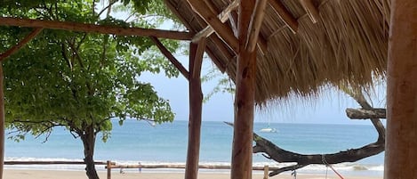 Aan het strand, ligstoelen aan het strand, strandlakens