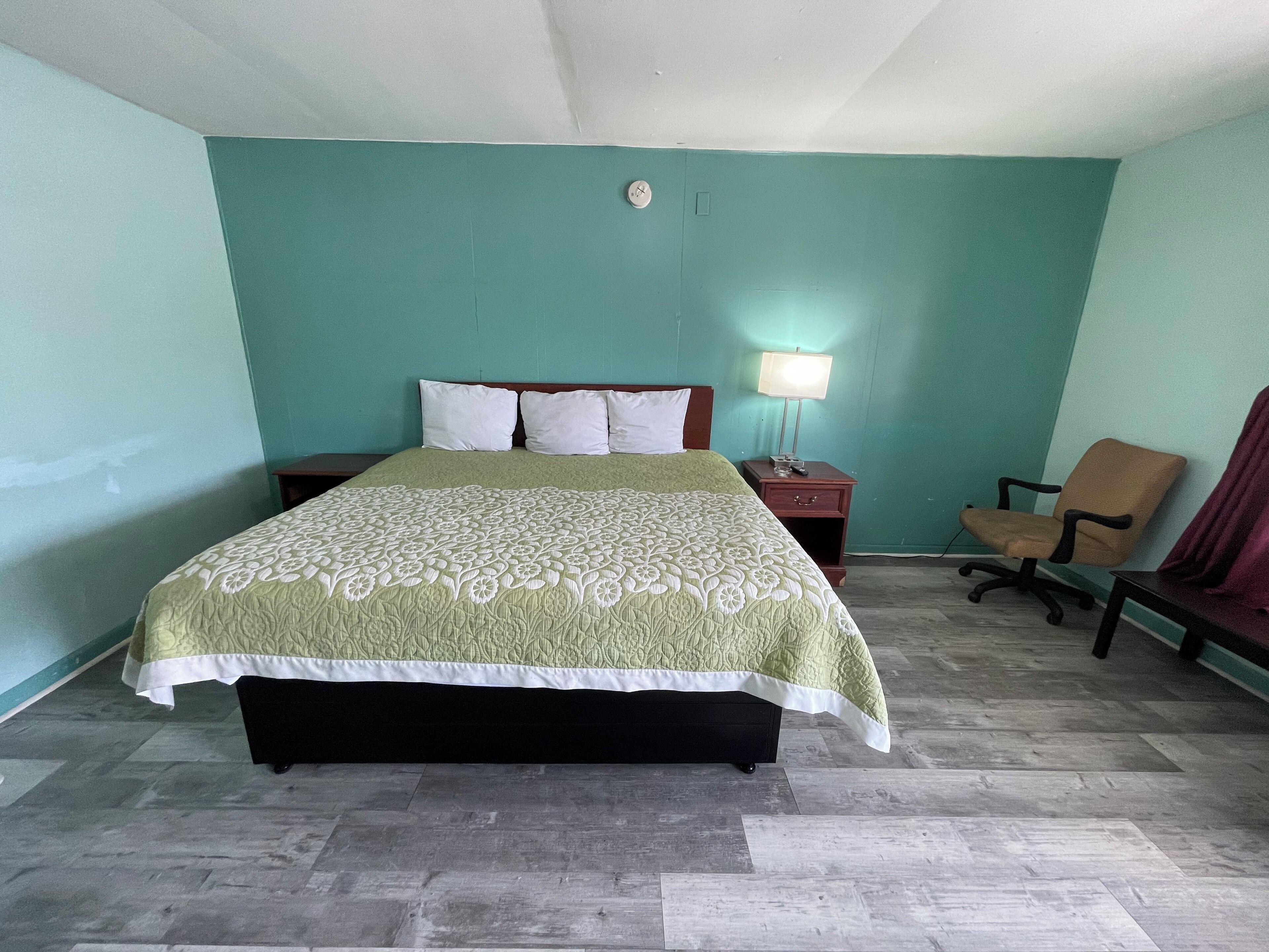 Standard Single Room, 1 King Bed, Smoking, Bathtub | Free WiFi