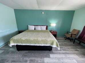 Chambre Simple Standard, 1 très grand lit, fumeur, baignoire