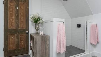 Badekar, hårføner og sjampo
