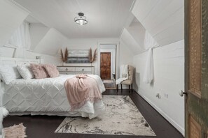 2 bedrooms, WiFi - Top Floor Enchanting Cottage | Historical Charm | Chattanooga-NW Georgia | Lookout Mountain | Hiking (Wildwood)