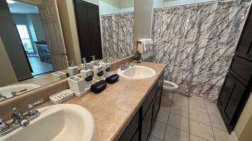 Assecador de cabells, tovalloles, sabó i paper higiènic