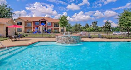 Magnolia Haven: 2BD/1BA Retreat w/ Gym, Pool, BBQ Grill