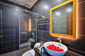 Shower, hydromassage showerhead, designer toiletries, hair dryer - S79 Hotel Happy 88 Tran Hung Dao Street (Phu Quoc)