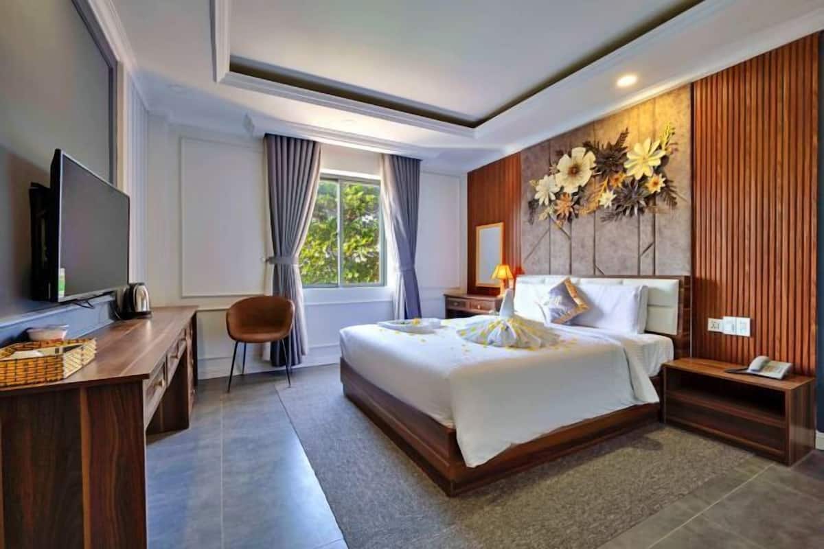 Egyptian cotton sheets, premium bedding, memory foam beds, minibar