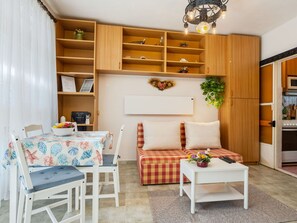 Dining - Beautiful  villa for 4 guests with WIFI, A/C, TV, terrace and pets allowed (Balatonfüred)