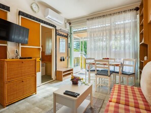 TV - Wonderful  villa for 4 guests with WIFI, A/C, TV, terrace and pets allowed (Balatonfüred)