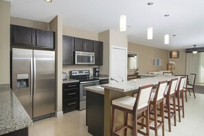 Een koelkast, een magnetron, een oven, een kookplaat