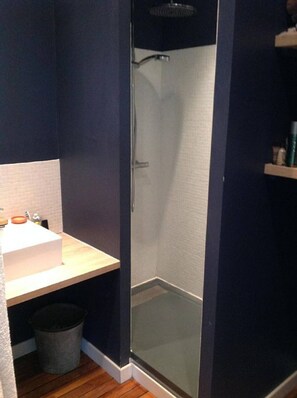 Dusche, Haartrockner, Handtücher, Toilettenpapier