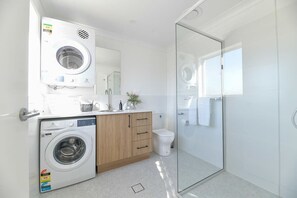 Bathtub, hair dryer, towels, shampoo - Getaway on Curran | CBD Escape, EV Plug, Firepit (Orange)