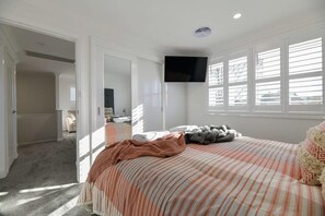 2 bedrooms, desk, iron/ironing board, travel crib - Getaway on Curran | CBD Escape, EV Plug, Firepit (Orange)