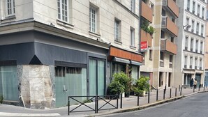 Een gebouw met een bord waarop '5th Avenue' en 'Rue Broca' staan.
