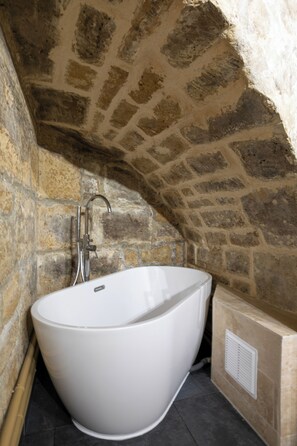 Hair dryer, towels, toilet paper - Broca -mouffetard (Paris)