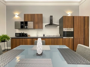 Kühlschrank, Mikrowelle, Ofen, Herdplatte