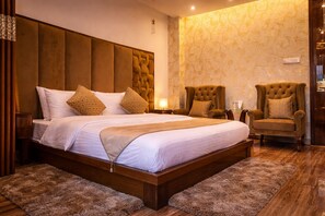 Cofres nos quartos, escrivaninha, Wi-Fi de cortesia, roupa de cama