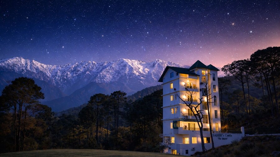 Hotel Saheb's Castle - Best Mountain View & Jacuzzi Suites, McLeodganj