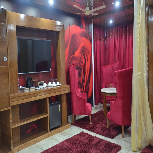 Suite Classique | Literie de qualité supérieure, coffres-forts dans les chambres, bureau