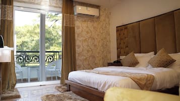 Deluxe Room | 1 bedroom, premium bedding, in-room safe, desk