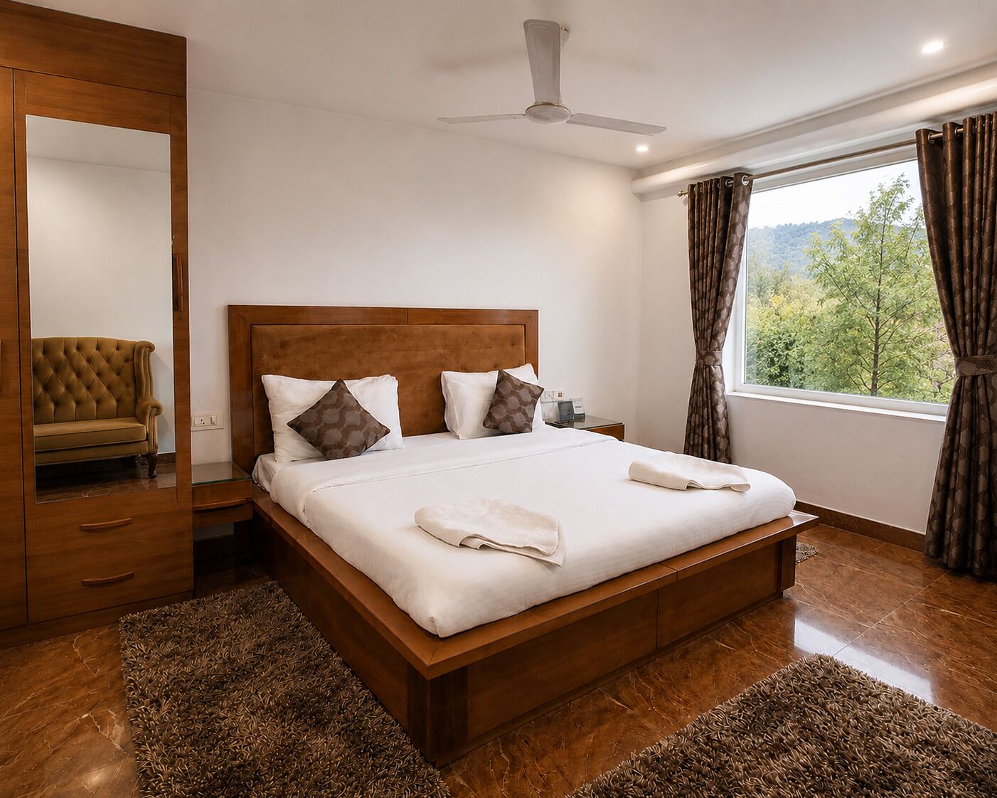 Habitación Deluxe doble | Caja fuerte, escritorio, wifi gratis y ropa de cama