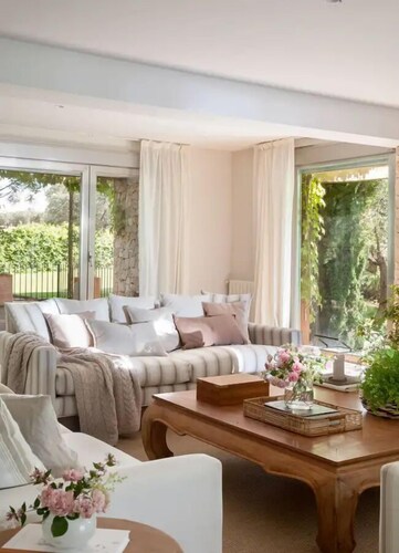 Luxury villa on a private estate in Toledo w/pool and views of Sierra de Gredos.