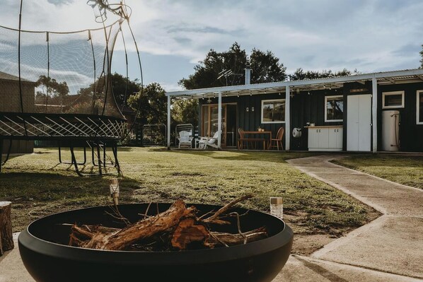 Outdoor dining - The Hidden Gem: Family friendly with Cozy fire and trampoline for the kids. (Rye)