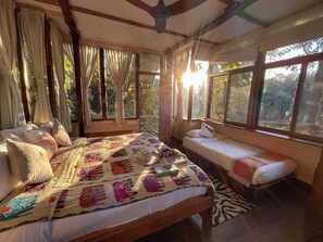 Deluxe Cottage, 1 Bedroom, Lake View, Lakeside | 1 bedroom, individually decorated, individually furnished, desk