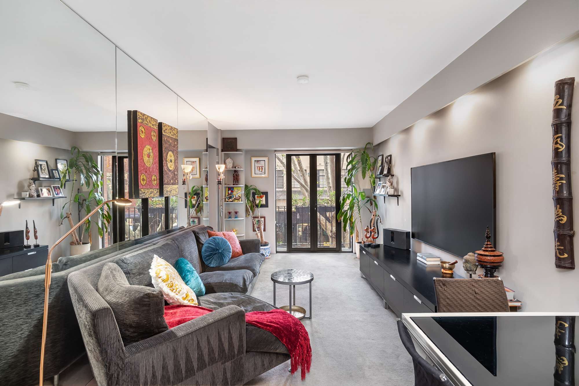 Télévision, livres, chaîne hi-fi