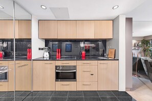 Fridge, oven, stovetop, dishwasher