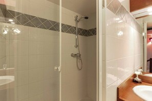 Baignoire, sèche-cheveux, serviettes fournies